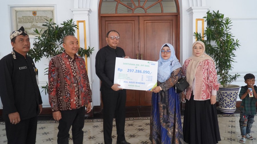 Negara Hadir: Wali Kota Tegal Serahkan Santunan Kematian Dari Bpjs Ket