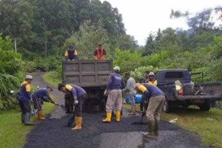 DPUPR UPTD PJJ Lebak Tangani Kerusakan Jalan CipanasCiparay Dengan Met