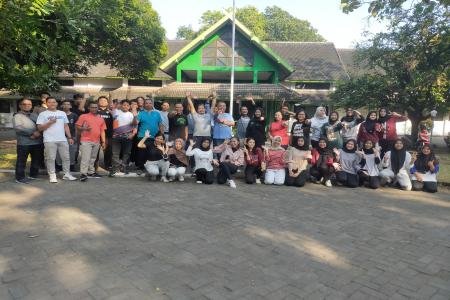 Perhutani Bersama Mahasiswa Magang dan Anak PKL Gelar Senam Bersama