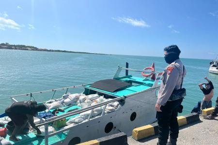 Kapal Pengangkut Beras Bulog Kandas di Perairan Pulau Raas Seluruh ABK