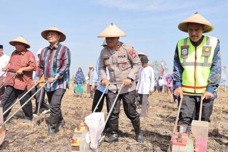 Dukung Ketahanan Pangan Nasional Polres Lamongan Tanam Jagung di Lahan