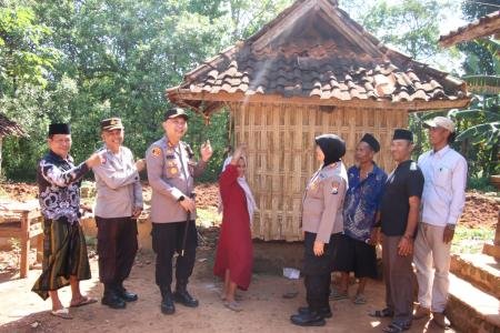 Kapolres Sumenep Silahturahmi dan Bakti Sosial ke Ibu Arbini di Kec Da