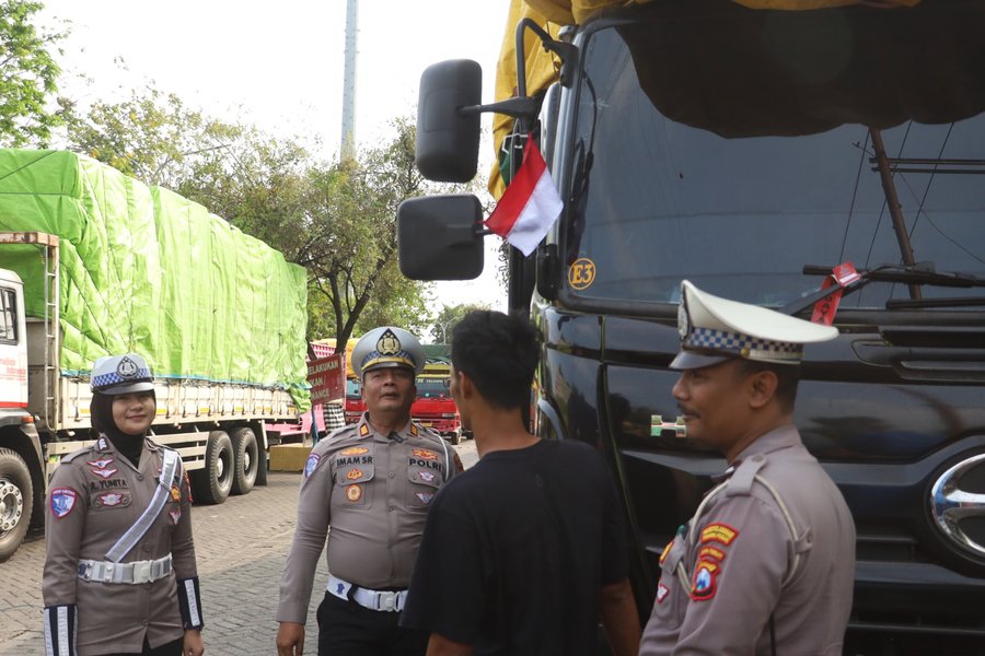 Tanamkan Cinta Tanah Air Polres Pelabuhan Tanjungperak Ajak Kibarkan B