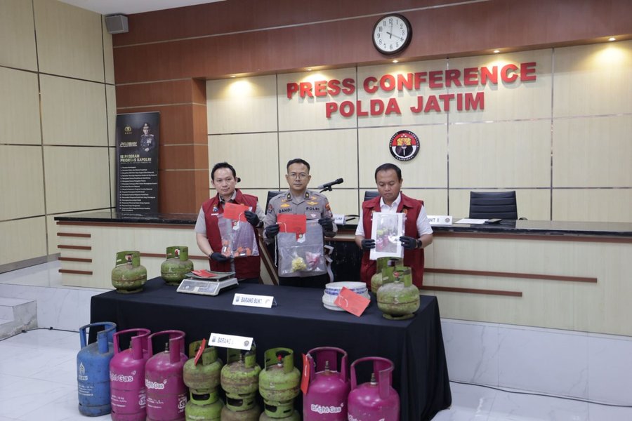 Polda Jatim,ungkap Penyalahgunaan,lpg Subsidi Di Malang Tersangka Raup