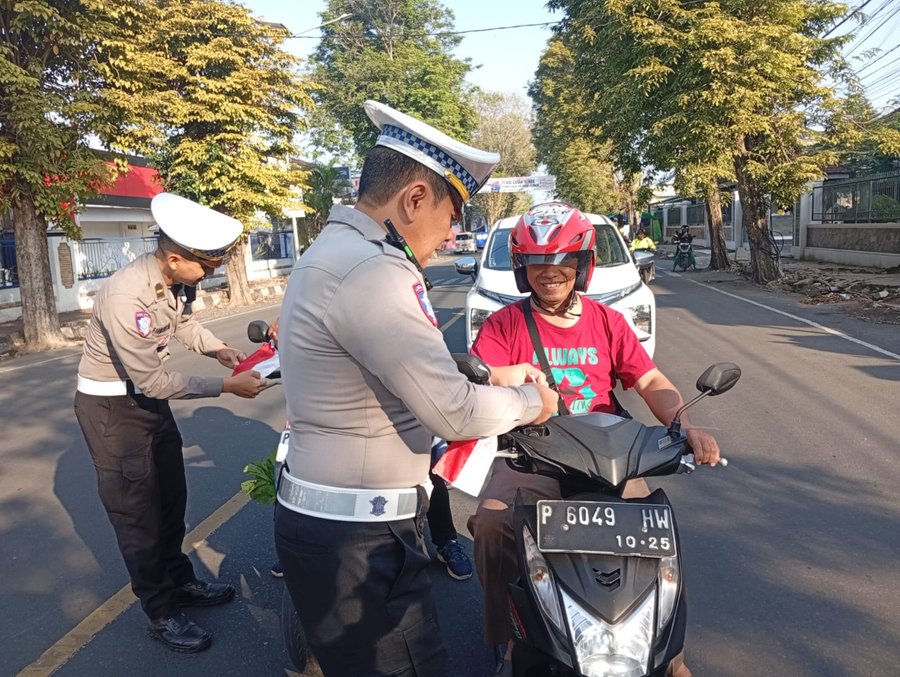 Merah Putih Di Jalanan Jember: Polisi Ajak Warga Sambut Hut Ri Ke  80 