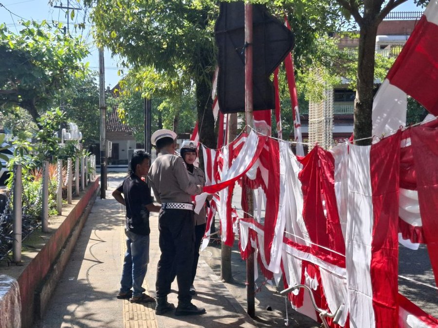 Polantas Di Trenggalek Borong Pedagang Bendera, Bagikan Untuk Masyarak