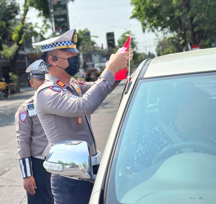 Semarak Jelang Hari Kemerdekaan Ri Ke 80, Polisi Berbagi Bendera Merah