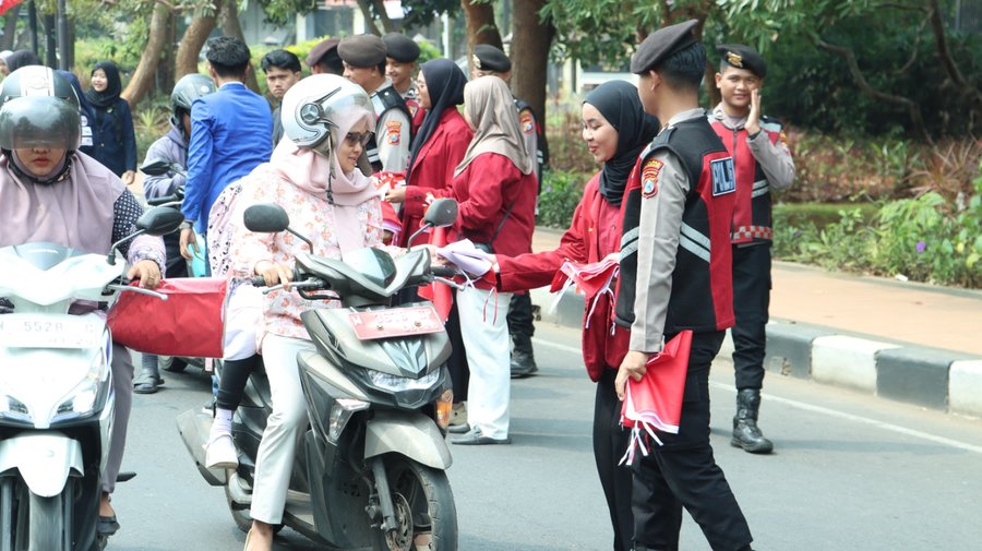 Dorong Semangat Nasionalisme, Kapolres Bangkalan Bagi  Bagi Bendera Me