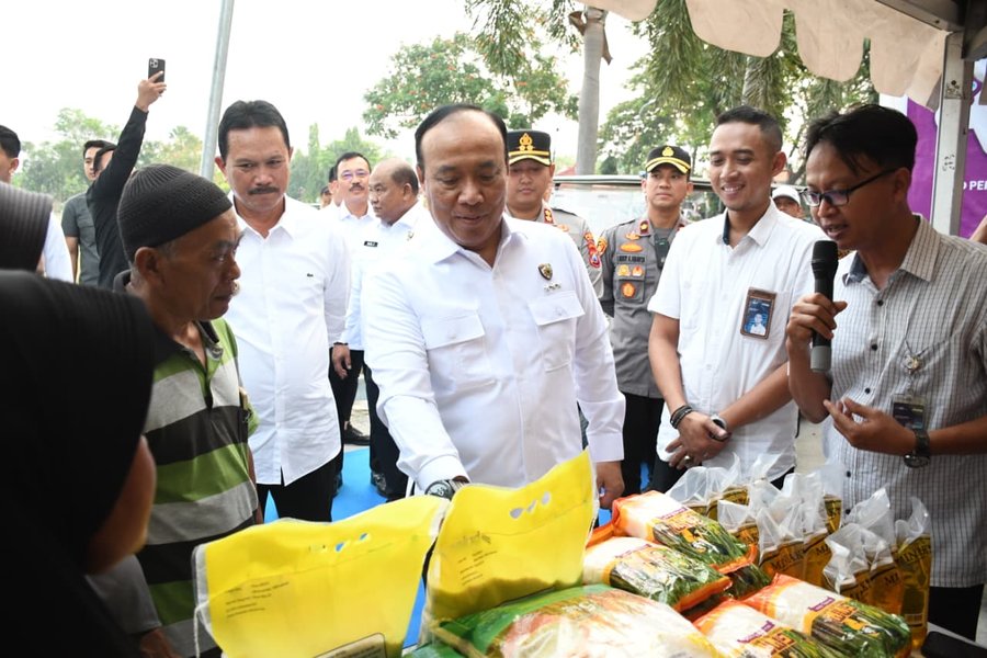 Polri Distribusikan 6 Ton Beras Menggelar Gerakan Pasar Murah Di Madiu