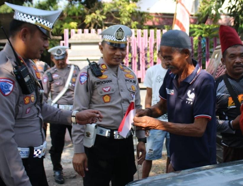 Polisi Gelorakan Semangat Nasionalisme Ratusan Bendera Merah Putih Dib