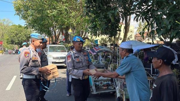 Polisi Peduli : Patroli Dialogis Polresta Banyuwangi Sambil Berbagi Na