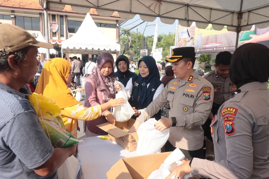 Gelar Bazar, Polres Blitar Dukung Gerakan Pangan Murah, Salurkan Beras