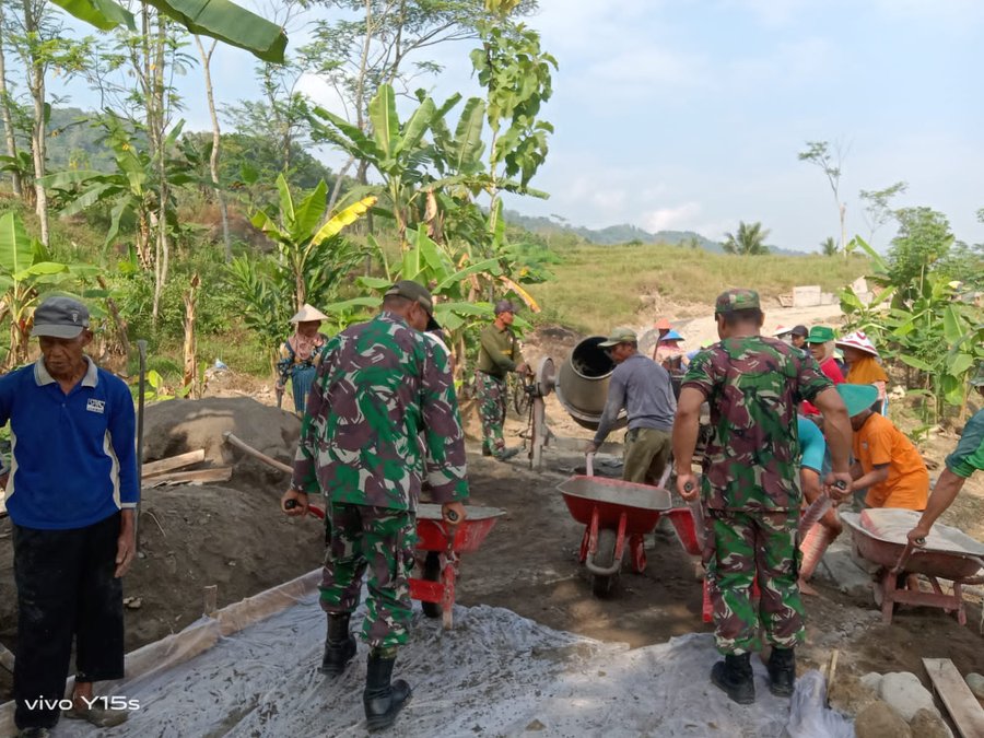 Kodim 0707/wonosobo Tancap Gas, Pengerasan Jalan Penghubung Dua Dusun 
