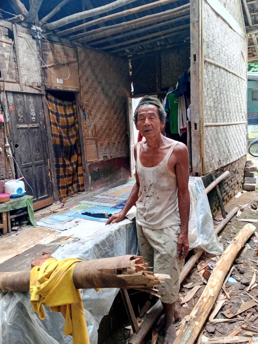 Rumah Sebagian Telah Roboh, Bapak Jumri Di Lebak Bertahan Hidup Di Ten