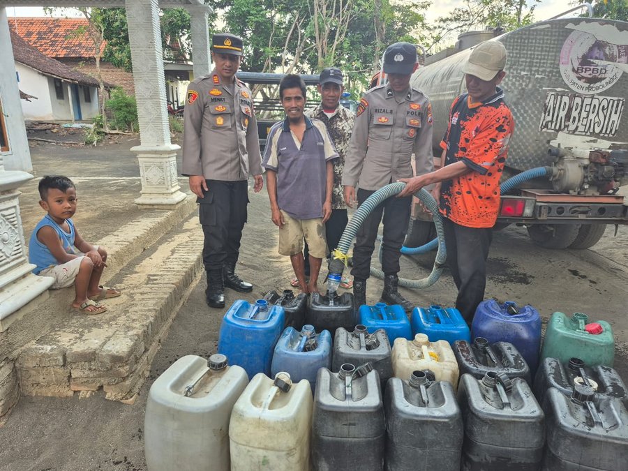 Polres Probolinggo Dan Bpbd Salurkan Air Bersih Untuk Warga Tegalsiwal