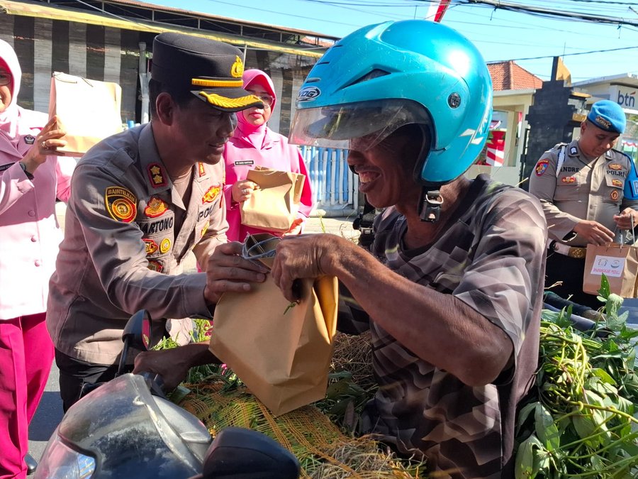 Dukung Bhayangkari Peduli, Kapolres Sampang Bagikan Makanan Siap Saji 