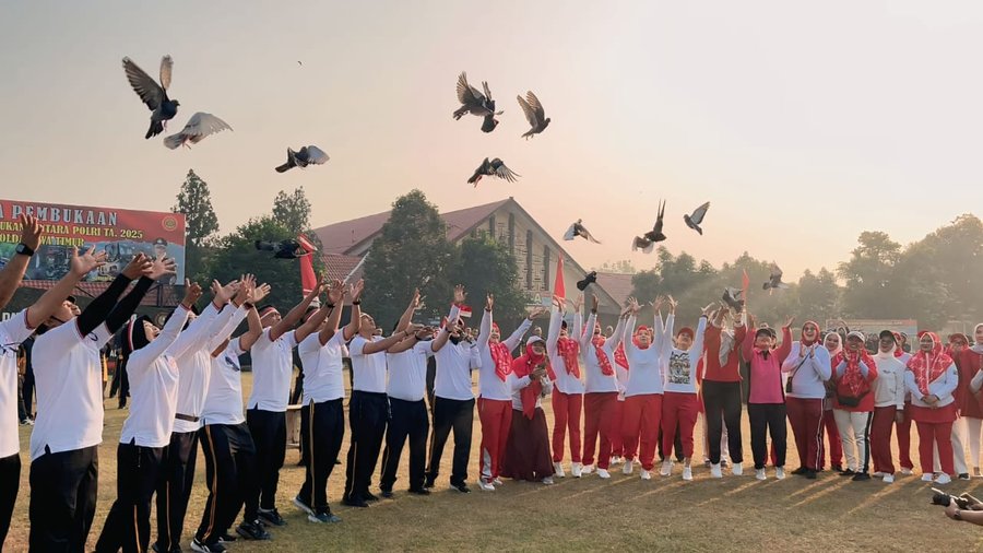 Gelorakan Semangat Kemerdekaan, Spn Polda Jatim Lepas 17 Merpati Gelar