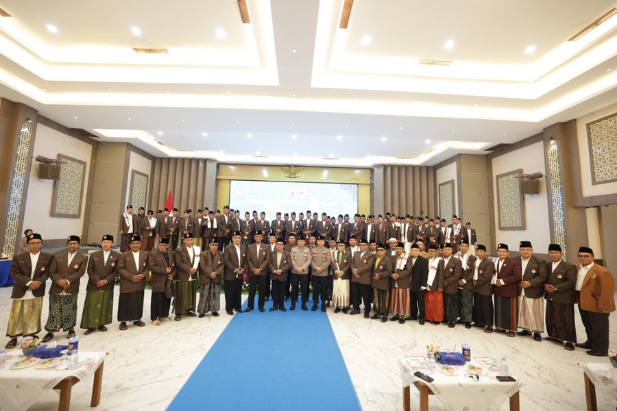 Menuju Swasembada Pangan, Kapolres Trenggalek Bersama Warga Panen Raya