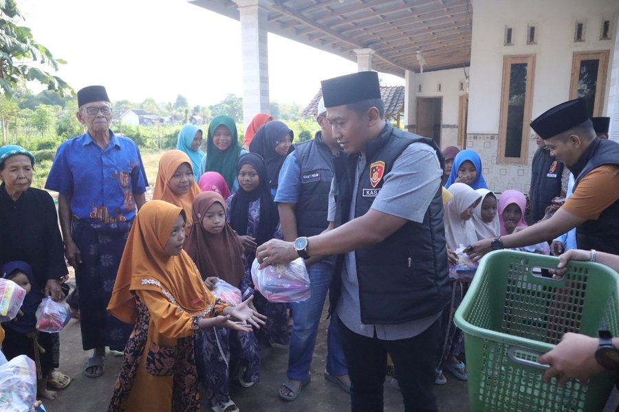 Ziarah Ke Makam Pahlawan Nasional Dan Beri Bantuan Guru Ngaji Warnai H