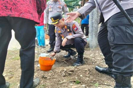 Kapolres Sumenep Pimpin Acara Peletakan Batu Pertama Pembangunan Rumah