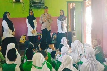 Polsek Pegandon Perkuat Humanis Kenalkan Polisi sebagai Sahabat Anak d