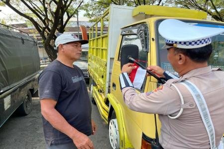 Polres Pacitan Pupuk Jiwa Nasionalisme Jelang HUT ke80 RI Berbagi Ratu