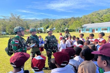 Bagikan Buku dan Alat Tulis Gratis Satgas Yonif  521DY Anak Papua  Cer
