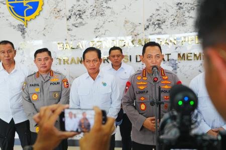 Tinjau Penanganan Karhutla Kalbar Kapolri Ungkap Titik Api Terus Menur