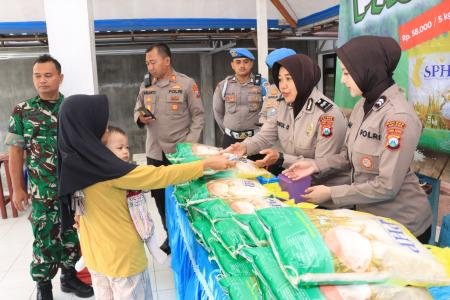 Dukung Stabilitas Harga Pangan Polres Malang Gelar Bazar Murah Warga S