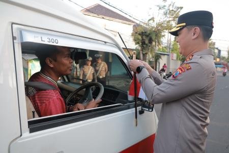 Tebar Semangat Merah Putih Kapolres Jember Turun Jalan Berbagi Bendera