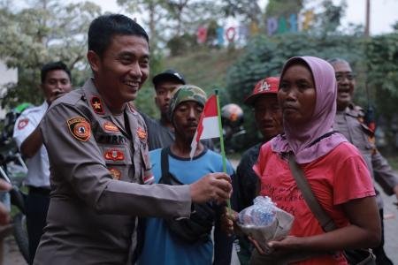 Polres Jember Tebar Kebaikan di Hari Kemerdekaan Berbagi Makanan Bergi