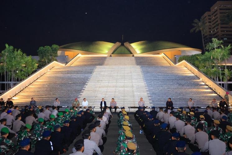 Makan Malam Bersama, Kapolri Beri Motivasi Pasukan Pengamanan Dpr mpr 