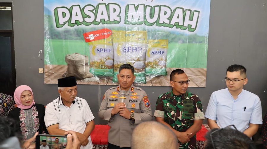Polres Malang Gelontor 43 Ton Beras Sphp Ratusan Warga Sambut Gembira