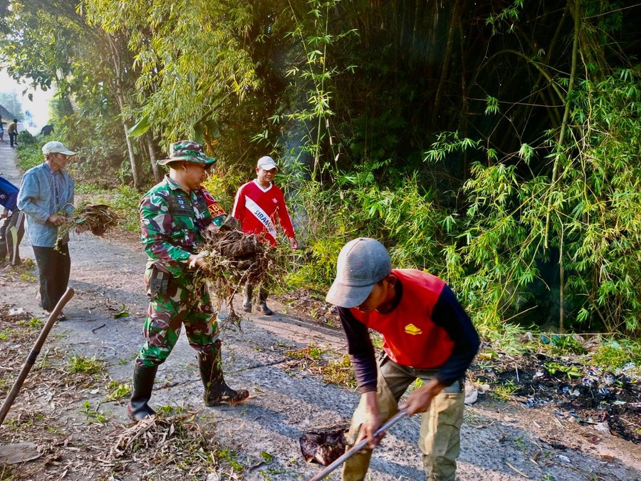 Dari Desa Jugo Babinsa Bersama Warga Kerja Bakti Wujudkan Lingkungan B