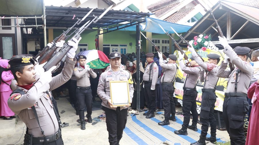 Berikan Penghormatan Terakhir Kapolres Sumenep Pimpin Upacara Pemakama