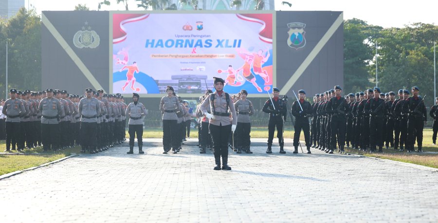 Anggota Sat Brimob Polda Jatim Terima Penghargaan Kplb Dari Kapolri