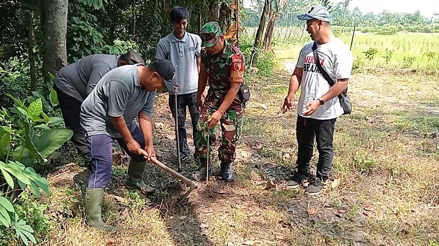 Babinsa Ngadirejo Ajak Warga Tanam Pohon Saman Untuk Lestarikan Sumber