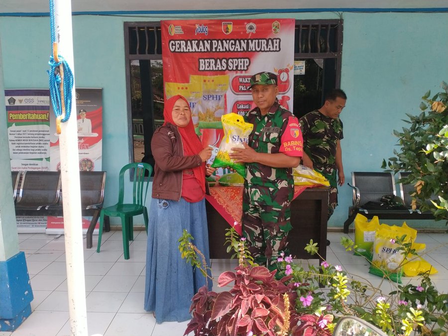 Optimalkan Gerakan Pangan Murah, Babinsa Tepas Hadir Salurkan Beras Sp