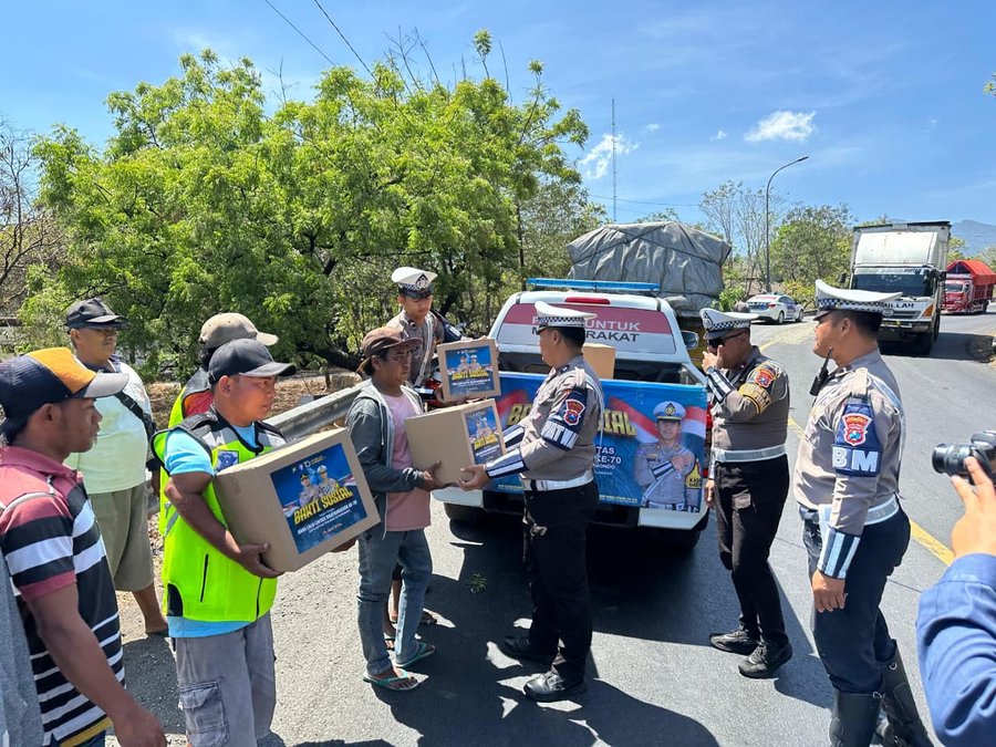 Hari Lalu Lintas Bhayangkara Ke 70 Polres Situbondo Berbagi Sembako Da