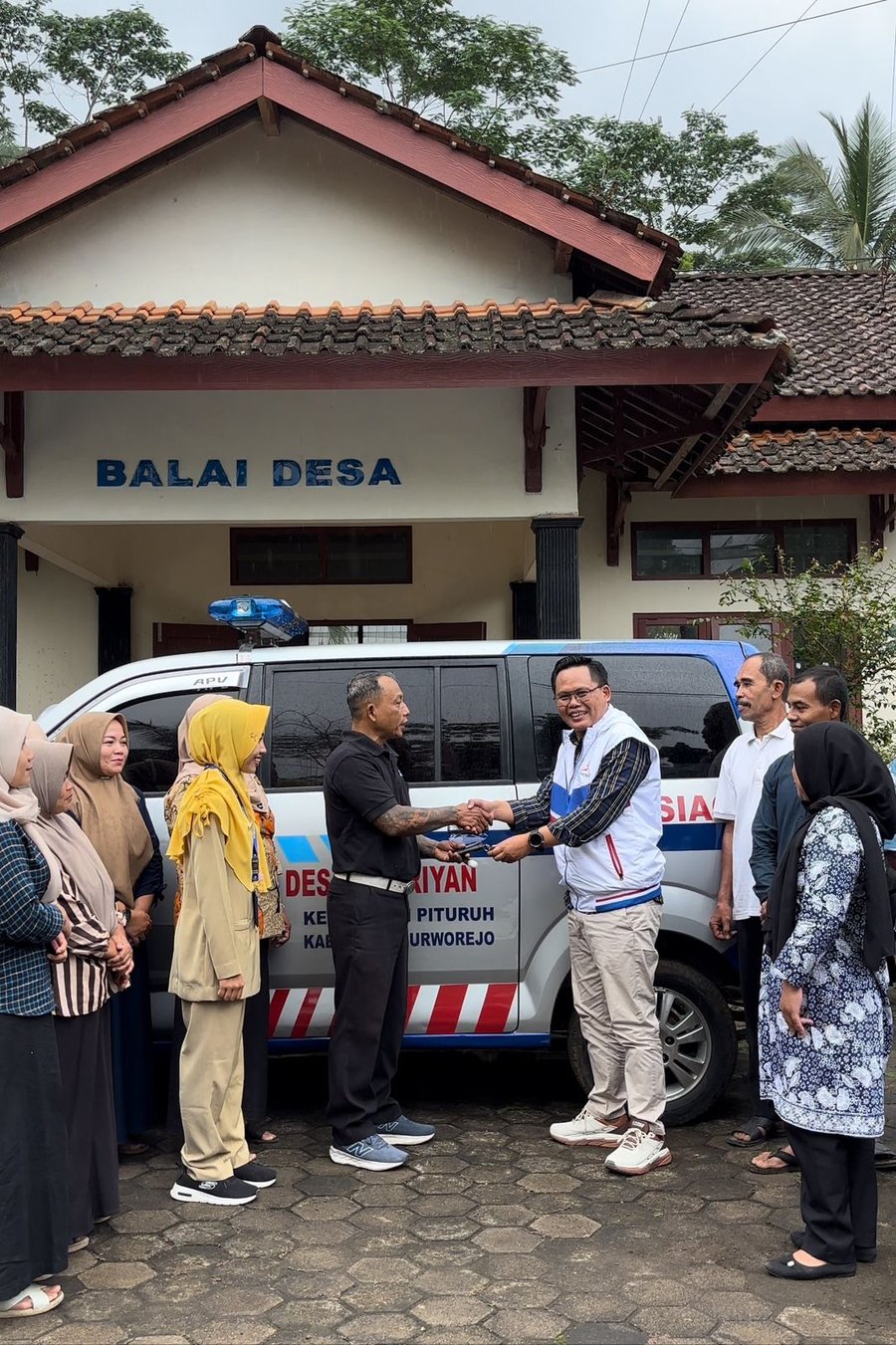Dr. (c) H. Kholik Idris Serahkan Bantuan Mobil Siaga Untuk Masyarakat 