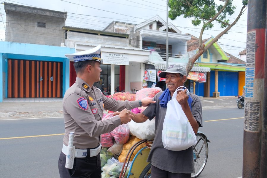 Polres Malang Berbagi Ratusan Paket Sembako Sambut Hari Lalu Lintas Bh