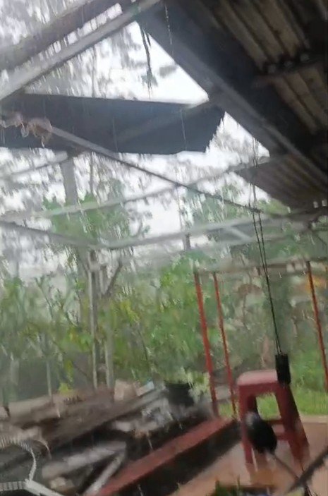 Rumah Warga Kp. Jaura Muara Ciujung Timur Rusak Parah Diterjang Angin 