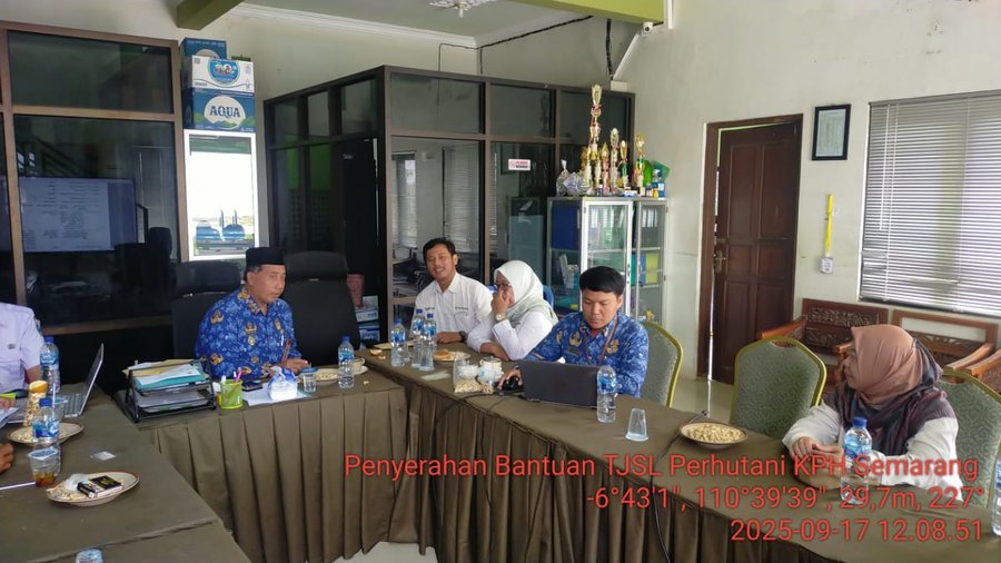 Perhutani Serahkan Bantuan Tjsl Untuk Pemasangan Listrik Bagi Masyarak