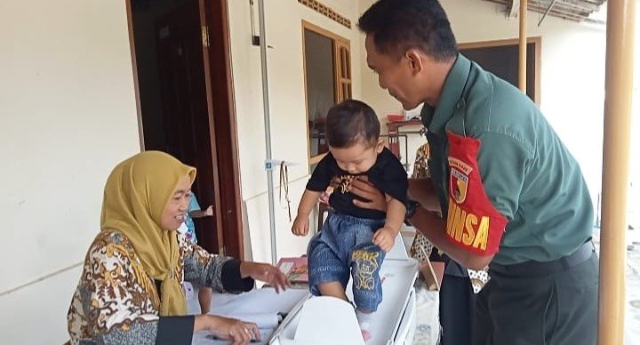 Babinsa Jajar Dampingi Bidan Desa Dalam Percepatan Penanganan Stunting
