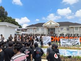 Ratusan Warga Jambusari Geruduk Kejari Wonosobo, Desak Iwan Pembacok A