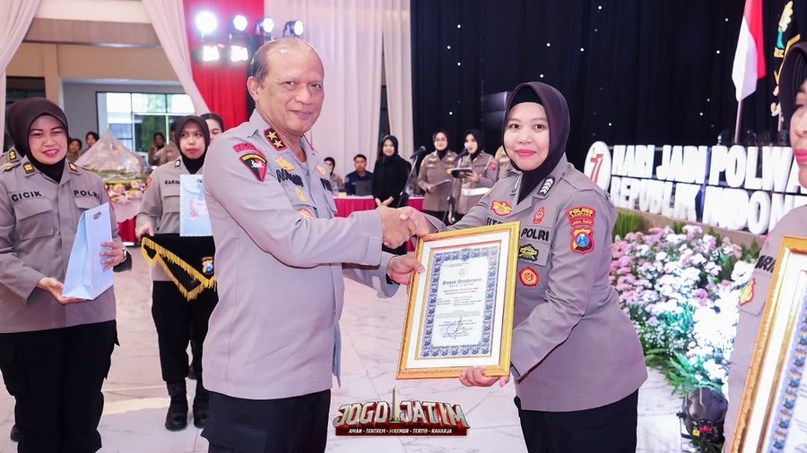 Polwan Polres Sampang Bripka Fitri Artawati Sh Terima Penghargaan Dari