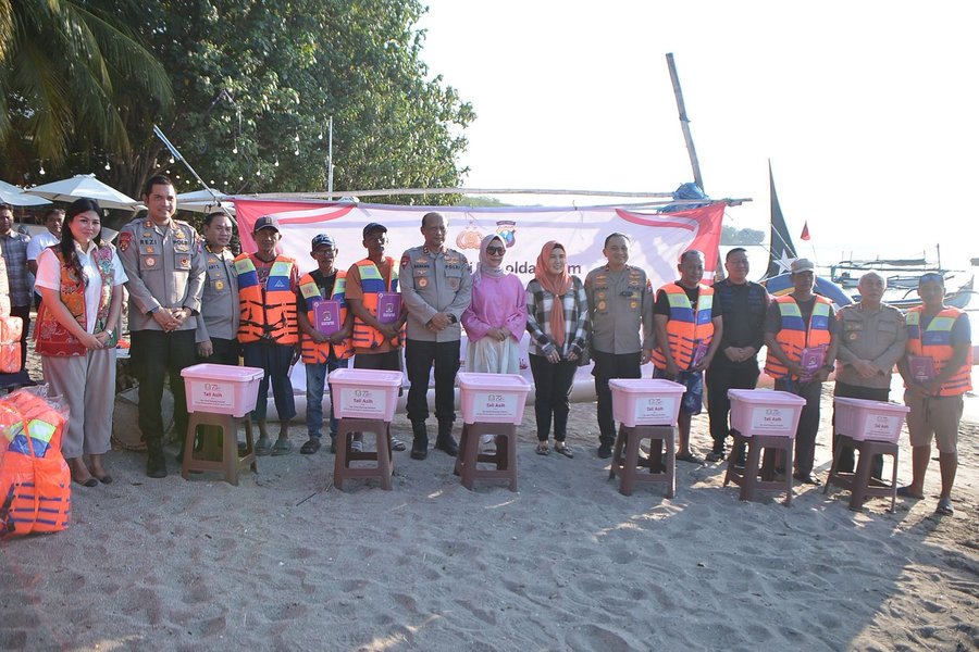 Kapolda Jatim Kunjungi Kelompok Nelayan Dan Sadar Wisata Di Pantai Pas