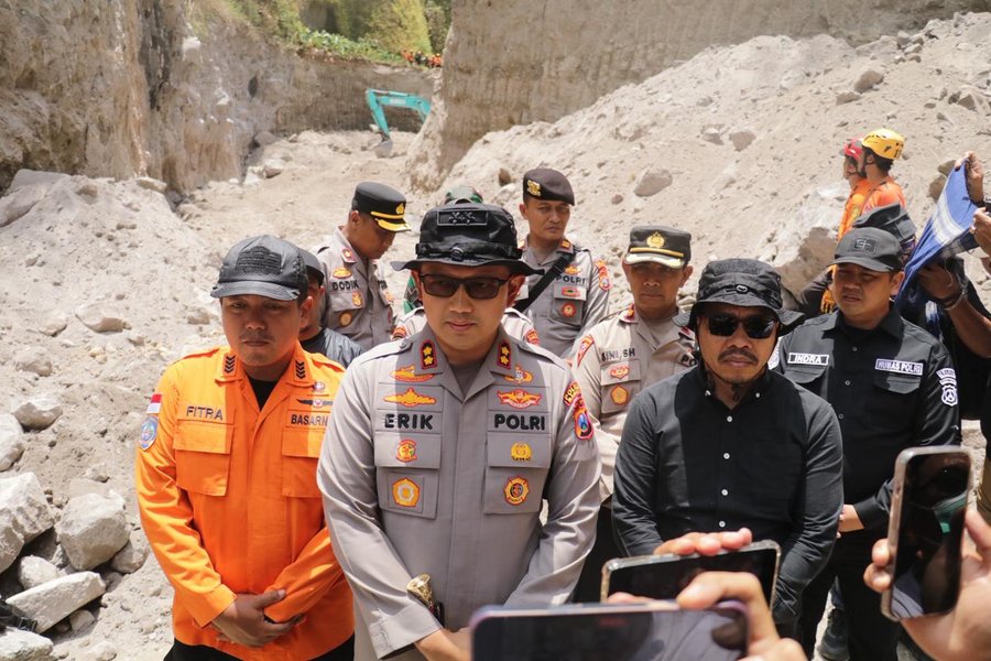 Tim Sar Gabungan Polres Magetan Berhasil Evakuasi Korban Longsor Tamba