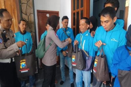 Polri Untuk Masyarakat  Polres Bondowoso Berbagi Sembako Untuk Ojol Sa
