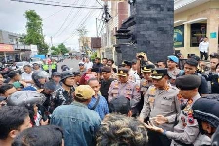 Warga Geruduk Mapolres Wonosobo Tuntut Pelaku Pembacokan Serda Rahman 
